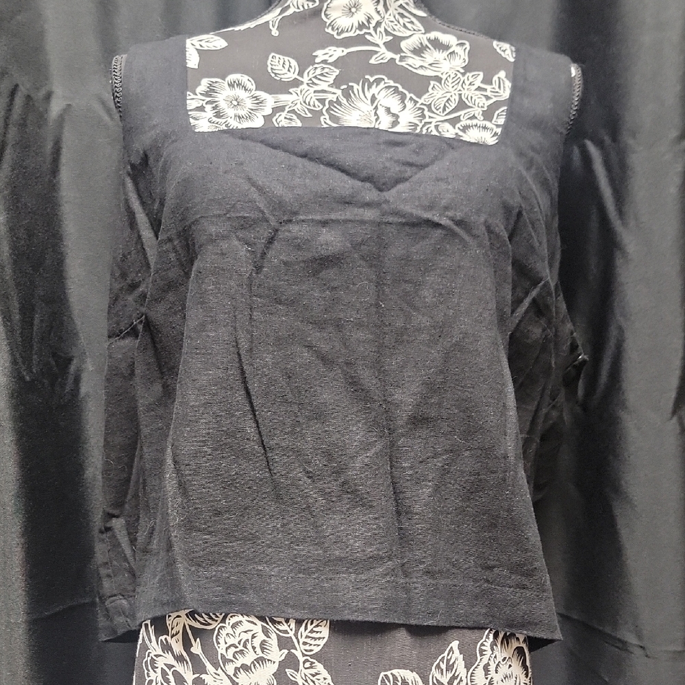 Black Sleevless Women's Crop Top